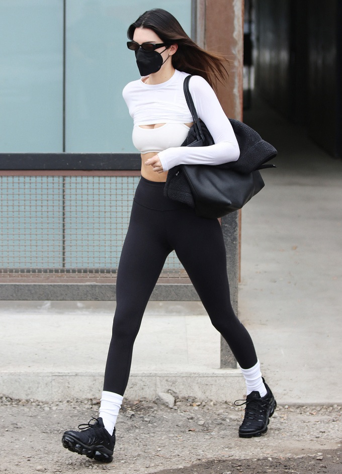 image 37 Kylie Jenner Rocks Sexy Crop Top & Leggings While Sharing Morning Workout Routine: