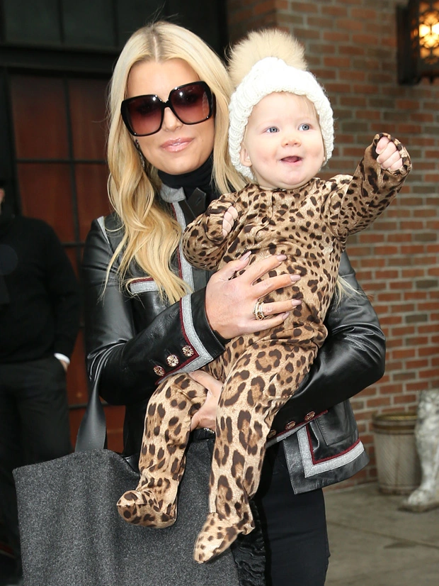 jessica simpson birdie sing embed1 Jessica Simpson holds her 3-year-old daughter Birdie in adorable photos and reveals the toddler's singing abilities.
