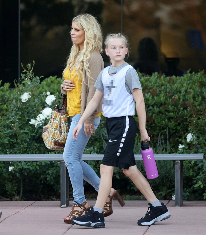 jessica simpson daughter maxwell backgrid Jessica Simpson holds her 3-year-old daughter Birdie in adorable photos and reveals the toddler's singing abilities.